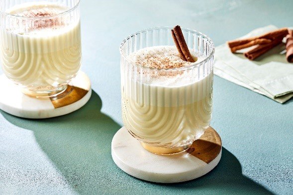 Eggnog la Navidad en una Copa