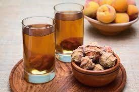 El mocochinchi es una bebida andina hecha con durazno seco, especias y azúcar. De origen especialmente ecuatoriano, ofrece propiedades digestivas y antioxidantes.