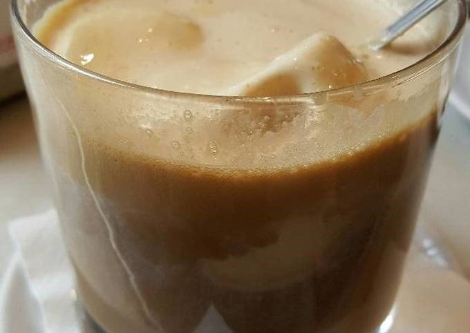 Café italiano con helado de turrón y licor de almendra
