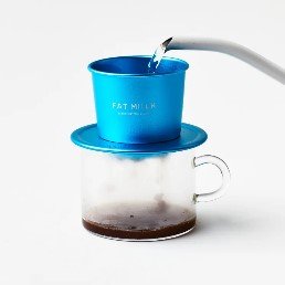 El caf&eacute; Phin vietnamita es una obra de paciencia. El Barista recomienda calentar previamente el filtro para conservar la temperatura del agua y evitar que el sabor se vuelva amargo. Al final, remover suavemente las capas produce una textura cremosa y equilibrada que refleja el alma del caf&eacute; del sudeste asi&aacute;tico.