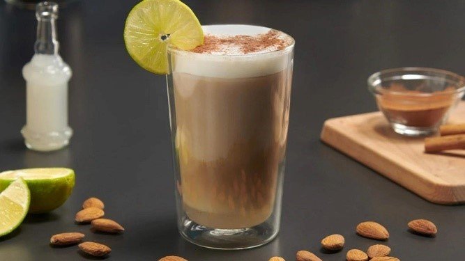 ☕ Tiki Latte Vegano: el sabor tropical del caf&eacute; saludable | Recetas para Beber 🌺