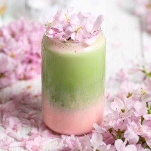 El Cherry Blossom Matcha Latte es una bebida japonesa que une el t&eacute; verde matcha con la flor de cerezo. Rica en antioxidantes y simbolismo cultural, su preparaci&oacute;n combina t&eacute;cnica y contemplaci&oacute;n, ofreciendo una experiencia sensorial equilibrada, fresca y llena de armon&iacute;a entre sabor, aroma y color.