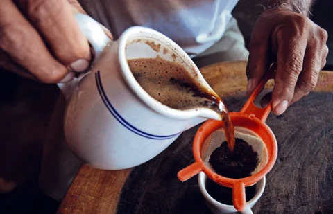 El café tinto colombiano, preparado con método tradicional costeño, es una bebida baja en calorías con beneficios antioxidantes.